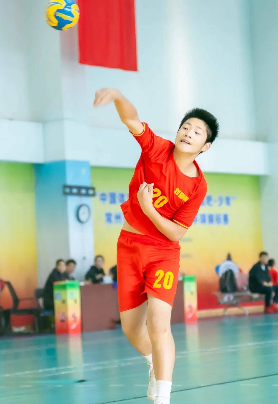 英勇无畏：球员表现顽强，不畏强手，赢得关注的简单介绍